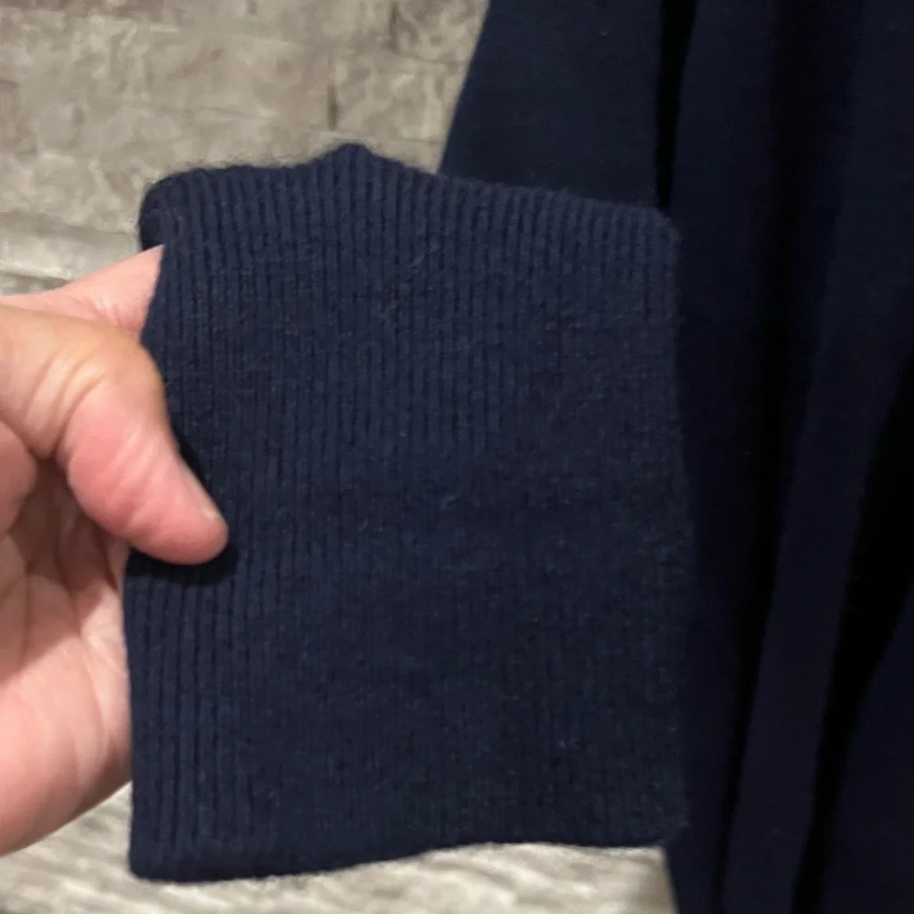 Men's Deep Blue V-Neck Cashmere Sweater size Medium